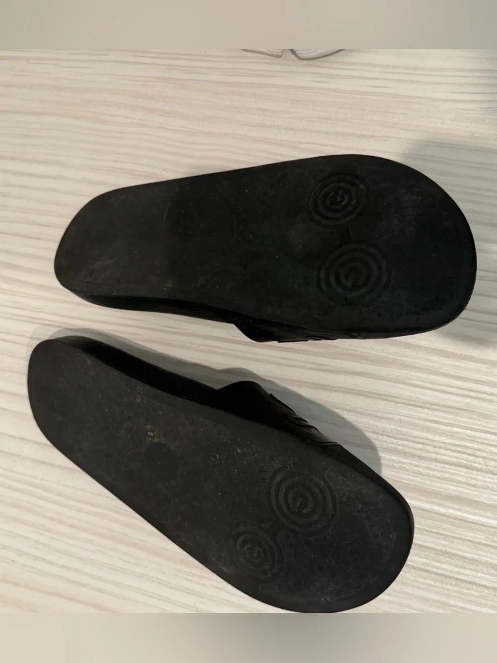 Gucci women’s black slides with gucci logo
